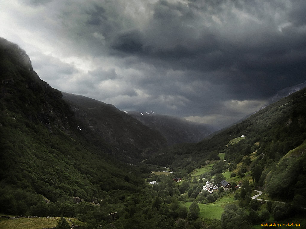 Бур природа. Дождь красиво льется по горам и сопкам фото.